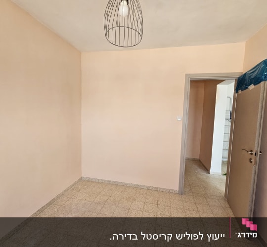 חדר ריק עם רצפה נקייה ודלת פתוחה